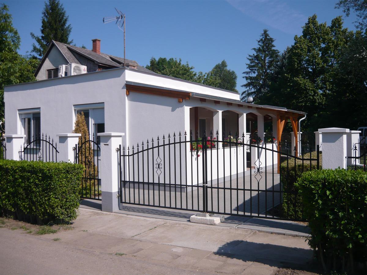 Keresztmama Haza Appartement Hajdúszoboszló Buitenkant foto